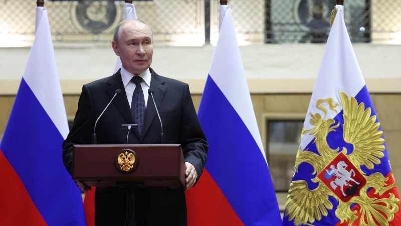 Президент РФ Владимир Путин на церемонии вручения медали Золотая Звезда Героя России участникам спецоперации, освободившим город Северск