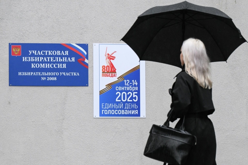 Девушка у участковой избирательной комиссии на выборах депутатов Законодательного собрания Новосибирской области и городского Совета депутатов на избирательном участке в Новосибирске