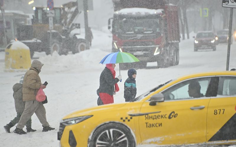Дептранс призвал сервисы такси не повышать цены из-за снегопада в Москве