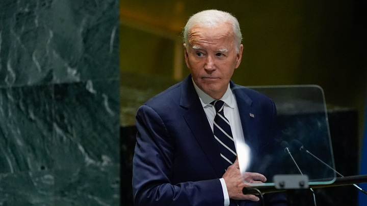 Экс-помощница Байдена: он еще с 90-х годов был настроен против России - Новости на Вести.ru