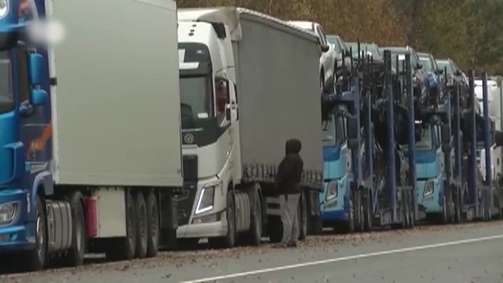 Литва запретила въезд грузовикам из РФ, если в их баках более 200 литров топлива - Новости на Вести.ru