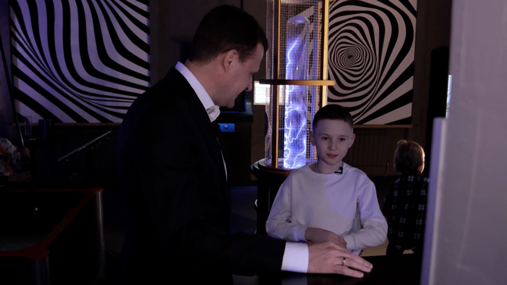 Министр Чекунков исполнил мечту юного любителя робототехники - Новости на Вести.ru