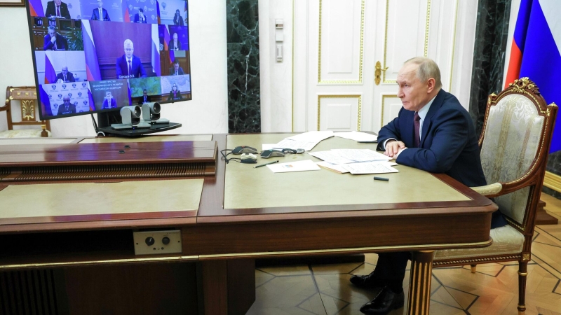 Президент РФ Владимир Путин проводит совещание с членами правительства РФ в режиме видеоконференции