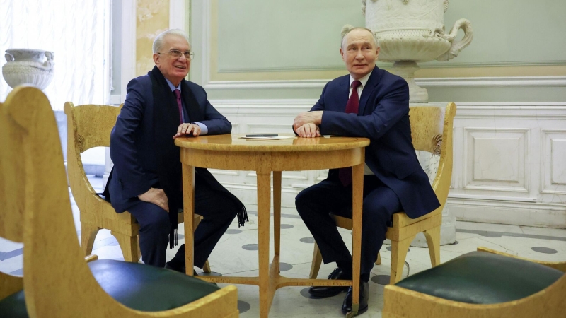 Президент РФ Владимир Путин и генеральный директор Государственного Эрмитажа Михаил Пиотровский во время встречи в Государственном Эрмитаже в Санкт-Петербурге. 26 января 2026