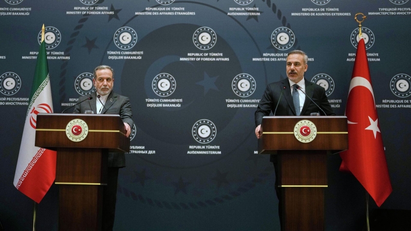 Министр иностранных дел Турции Хакан Фидан и министр иностранных дел Ирана Аббас Аракчи во время пресс-конференции в Стамбуле. 30 января 2026