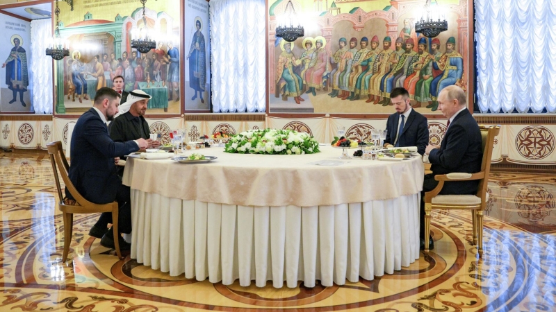 Президент РФ Владимир Путин и президент ОАЭ Мухаммед бен Заид Аль Нахайян во время официального завтрака в Москве