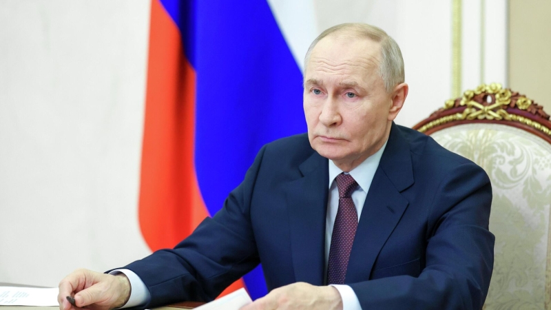 Президент РФ Владимир Путин проводит совещание с членами правительства РФ в режиме видеоконференции