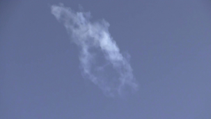 SHOT: серия взрывов прогремела над Курском - Новости на Вести.ru