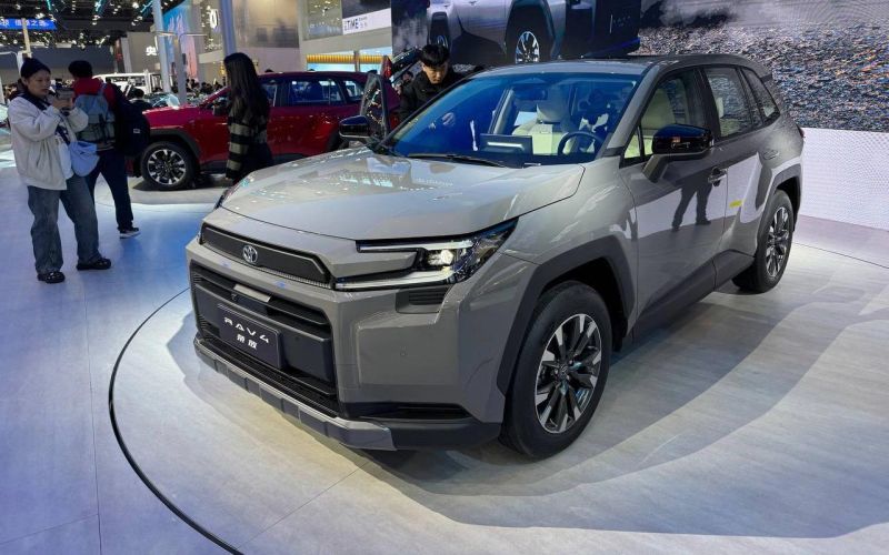 Сколько будет стоить новый Toyota RAV4 в России. Заказы начали принимать