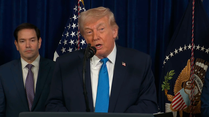 Трамп спародировал кашель Байдена - Новости на Вести.ru