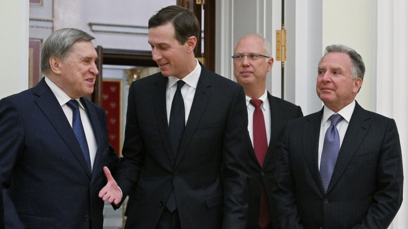 Помощник президента РФ Юрий Ушаков, зять президента США Джаред Кушнер, генеральный директор РФПИ Кирилл Дмитриев и спецпосланник президента США Стивен Уиткофф перед началом встречи с президентом РФ Владимиром Путиным