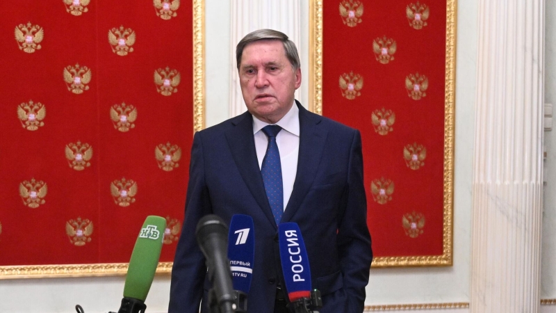 Помощник президента РФ Юрий Ушаков отвечает на вопросы журналистов