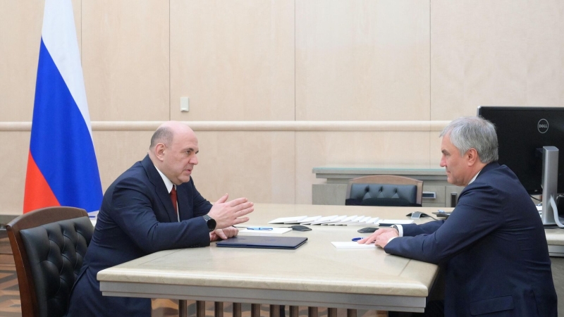 Председатель правительства РФ Михаил Мишустин и председатель Государственной Думы РФ Вячеслав Володин во время встречи