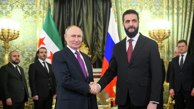 Президент РФ Владимир Путин и президент Сирии на переходный период Ахмед аш-Шараа во время встречи в Москве