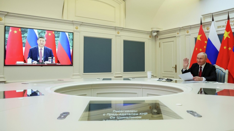 Президент РФ Владимир Путин проводит по видеоконференции переговоры с председателем КНР Си Цзиньпином