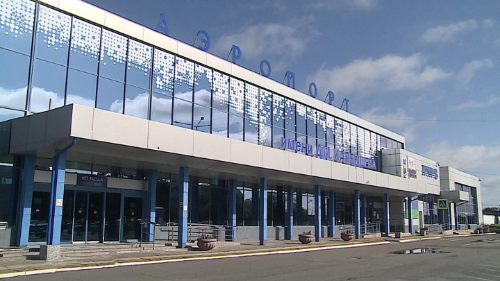 В аэропорт Омска задерживается 9 рейсов, над городом – сильный туман - Новости на Вести.ru