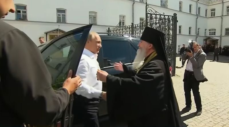 
            Aurus, Lada, Mercedes и другие: на каких машинах Путин ездил за рулем
        