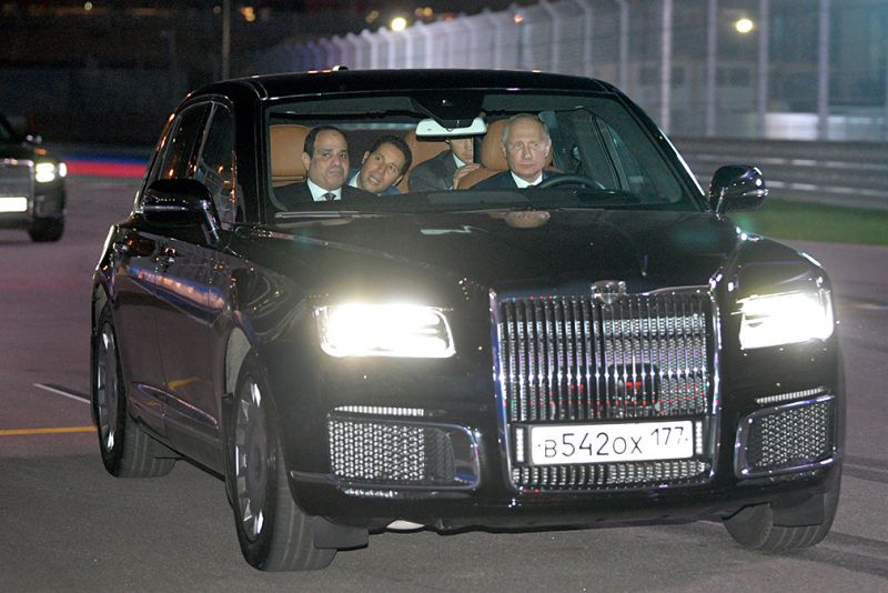 
            Aurus, Lada, Mercedes и другие: на каких машинах Путин ездил за рулем
        