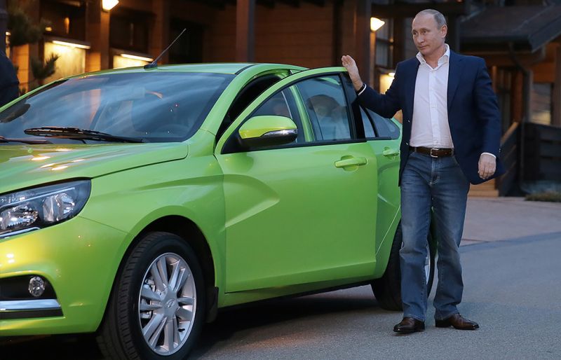 
            Aurus, Lada, Mercedes и другие: на каких машинах Путин ездил за рулем
        