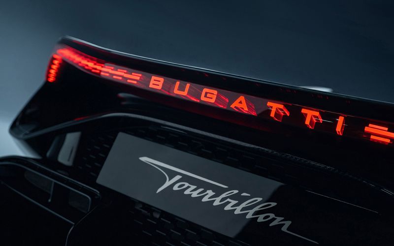 
            Bugatti представила новый гиперкар Tourbillon за 338,5 млн рублей
        