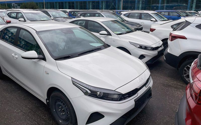
            Дешевые иранские седаны и некомплектные Kia на «Автоторе». Новости недели
        