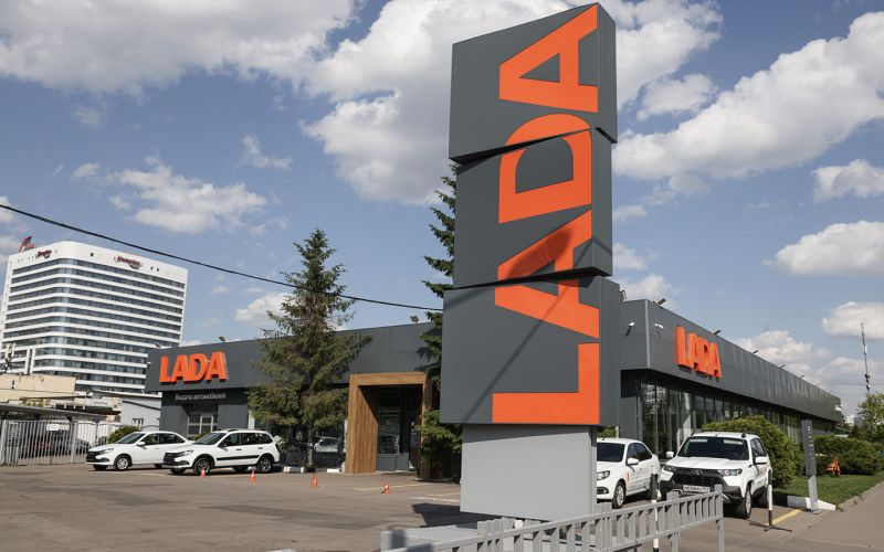 
            Дешевые иранские седаны и некомплектные Kia на «Автоторе». Новости недели
        