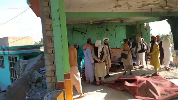 Десятки прихожан погибли при взрыве в мечети на севере Афганистана