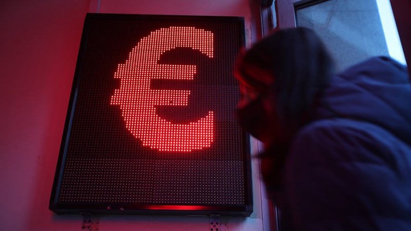 Эксперт назвал условие для сохранения курса евро на уровне 100 рублей
