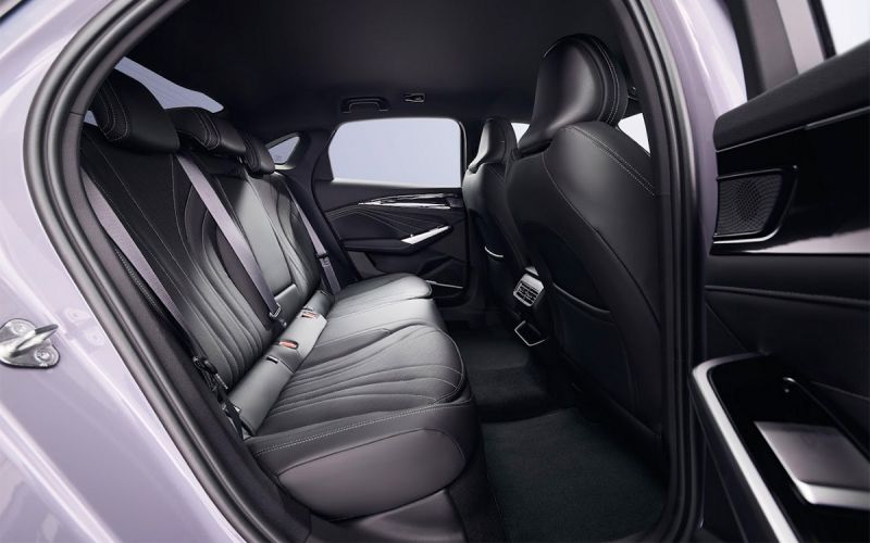 Geely назвал цены на флагманский седан Preface в России