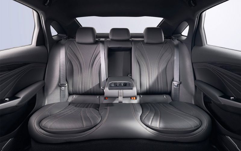 Geely назвал цены на флагманский седан Preface в России