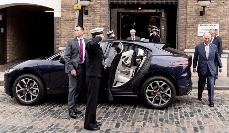Король на Aston Martin. Какие автомобили любит новый британский монарх