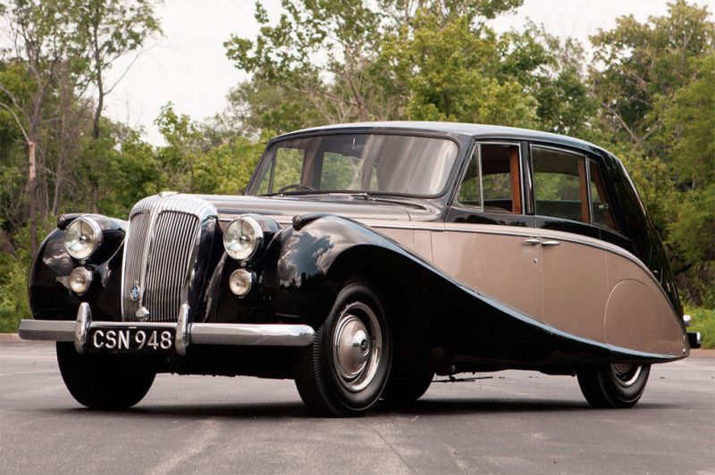 Король на Aston Martin. Какие автомобили любит новый британский монарх