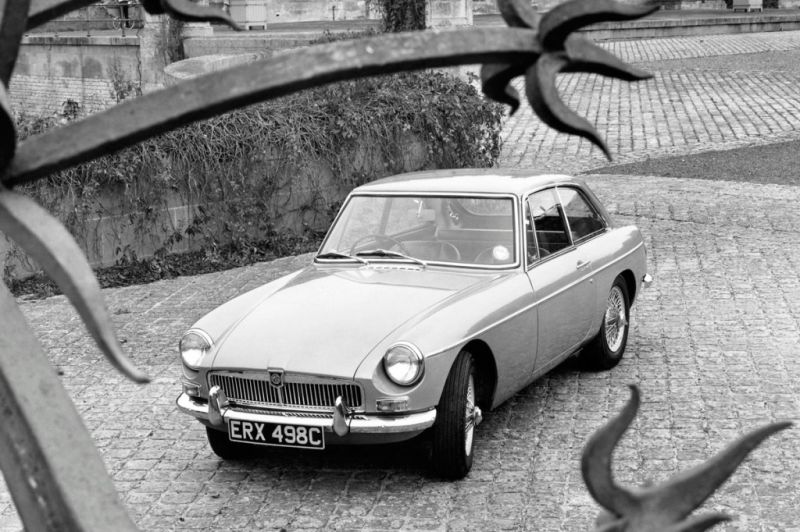 Король на Aston Martin. Какие автомобили любит новый британский монарх