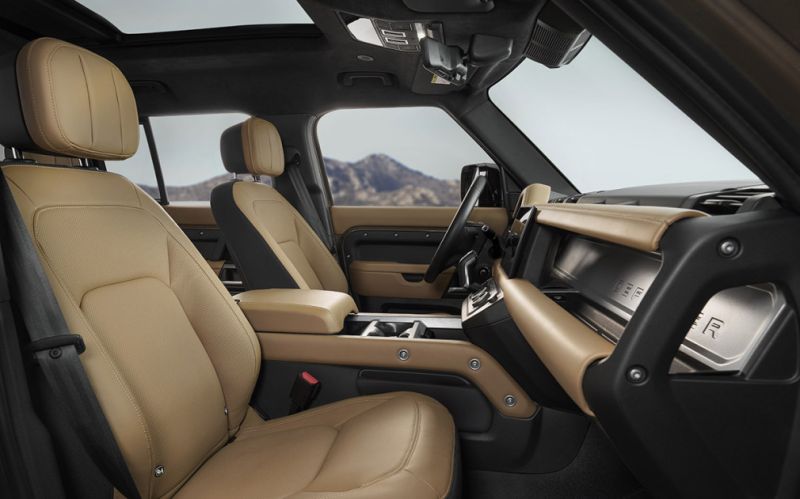 
            Land Rover обновил внедорожник Defender. Фото и основные изменения
        