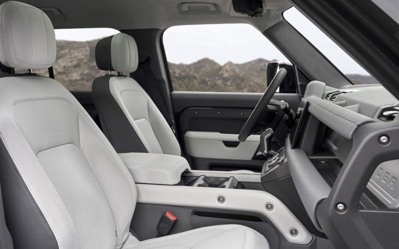 
            Land Rover обновил внедорожник Defender. Фото и основные изменения
        