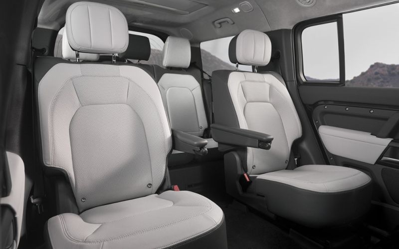 
            Land Rover обновил внедорожник Defender. Фото и основные изменения
        