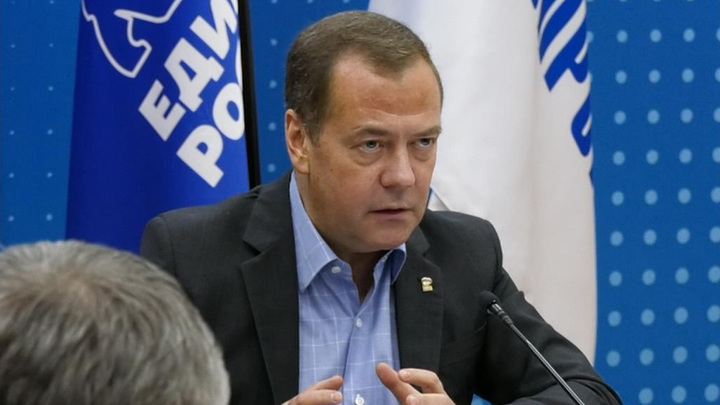 Медведева развеселило невежество Анналены Бербок