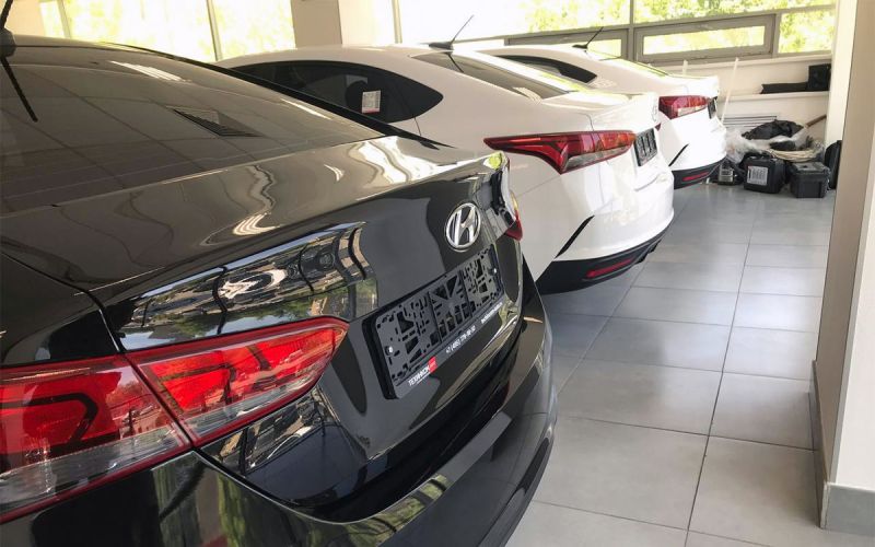 «Шильды Kia и Hyundai можно приклеить». Как дилеры продают машины Solaris