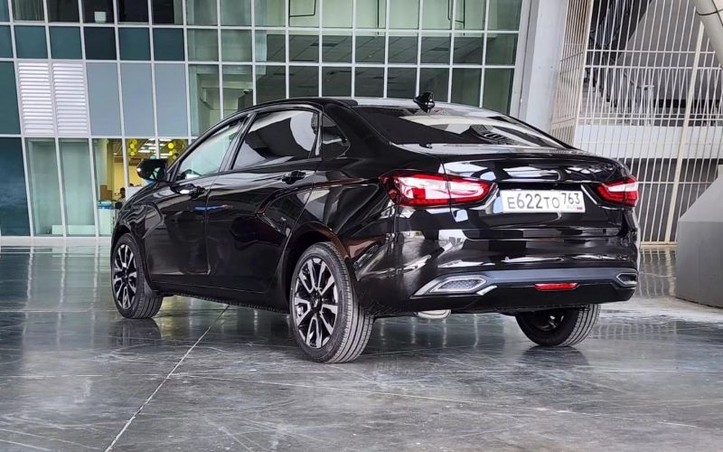 
            В заксобрании Петербурга обещали пересадить депутатов на Lada в 2024 году
        