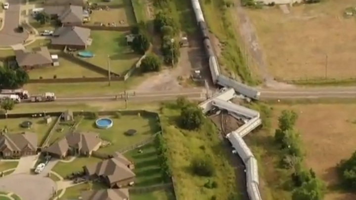 Восемь вагонов поезда сошли с рельсов в Оклахоме
